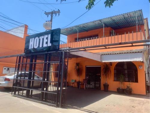 a hotel with a sign on the front of it at Hotel Económico in Campo Grande