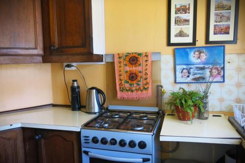 a kitchen with a stove and a counter top at Habitación céntrica Valparadise in Valparaíso