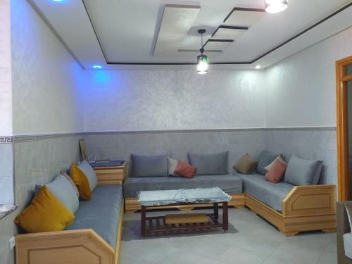 - un salon avec un canapé et une table dans l'établissement ajdir/contron, à Ochenene