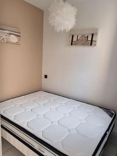 un lit dans un coin d'une pièce dans l'établissement VILLA Face à la Mer Sur le Sable 8 CLIM A L'ETAGE, au Barcarès