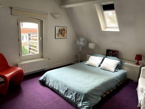 - une chambre avec un lit et une fenêtre dans l'établissement Architect house - 20min Paris - SUMMER & Olympics 2024, à Courbevoie