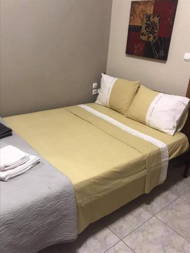 uma cama grande num quarto com em Apartment ARION 3 em Lárissa