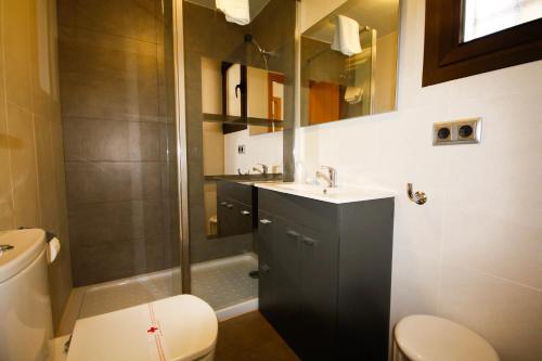 ein Bad mit einem WC, einem Waschbecken und einer Dusche in der Unterkunft Apartamentos Maysan in Benidorm