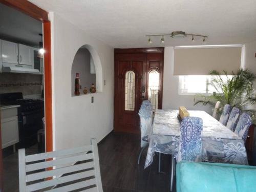 eine Küche und ein Esszimmer mit einem Tisch und Stühlen in der Unterkunft Casa 2 recámaras 3 personas in Mexiko-Stadt