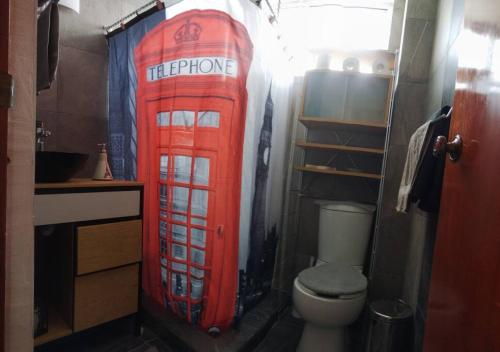ein Badezimmer mit einem WC und einem großen Infernduschvorhang in der Unterkunft Casa 2 recámaras 3 personas in Mexiko-Stadt