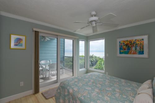 Giường trong phòng chung tại Seaside Beach House 101