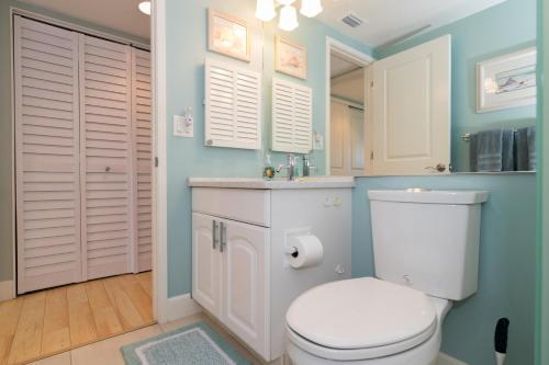 Phòng tắm tại Seaside Beach House 101