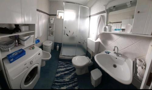 Baño blanco con lavabo y aseo en DreamHouse, en Nafpaktos