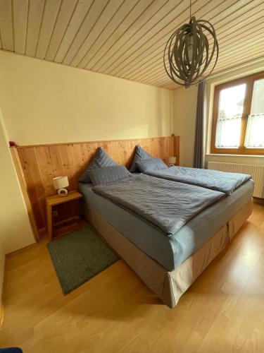 Un pat sau paturi într-o cameră la Ferienwohnung Schneider