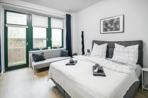 1 dormitorio con 1 cama grande y 1 sofá en Ferienwohnung Lorenz mit kostenlosem Parkplatz Netflix Boxspringbett Küche, en Magdeburgo