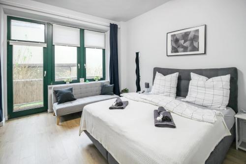 Un ou plusieurs lits dans un hébergement de l'établissement Ferienwohnung Lorenz mit kostenlosem Parkplatz Netflix Boxspringbett Küche