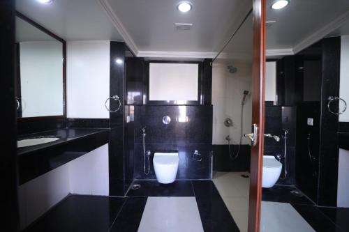 uma casa de banho com 2 WC e um lavatório em Eastin Hotels em Hyderabad