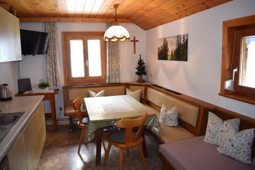 eine Küche und ein Esszimmer mit einem Tisch und Stühlen in der Unterkunft Landhaus Brif in Schruns-Tschagguns