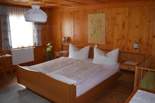 シュルンスにあるLandhaus Brifのベッドルーム1室(白いシーツと枕のベッド1台付)