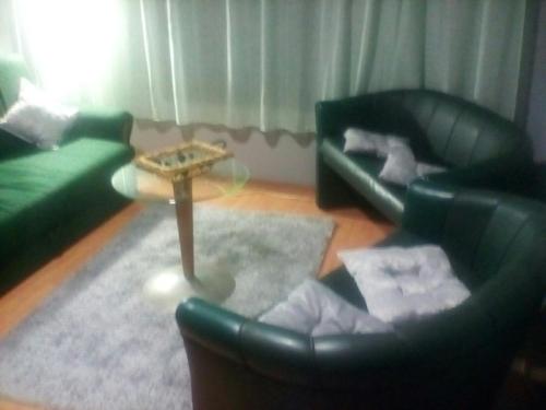 的住宿－RANČ VOJNOVIĆ，客厅配有两张沙发和一张桌子