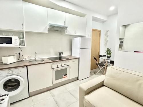 馬德里的住宿－Metro Avenida de América 01，白色的厨房配有水槽、洗衣机和烘干机