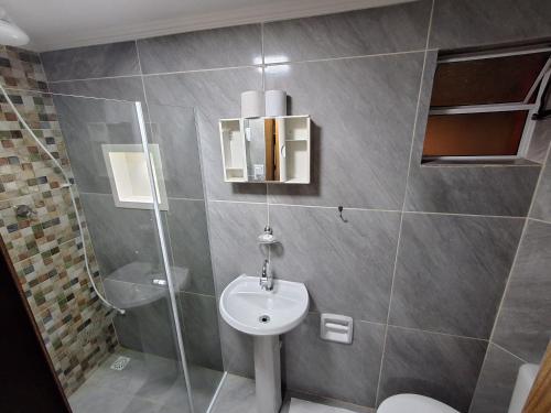 uma casa de banho com um WC, um lavatório e um chuveiro em Espaço Rural Água da Onça em Guararema