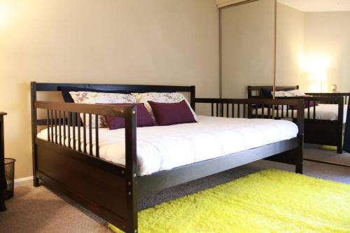 桑迪斯普林斯的住宿－Entire 2 Bedroom Apt Home in Sandy Springs，一间卧室配有一张带绿色地毯的木床