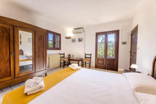 Katil atau katil-katil dalam bilik di Masseria Serine