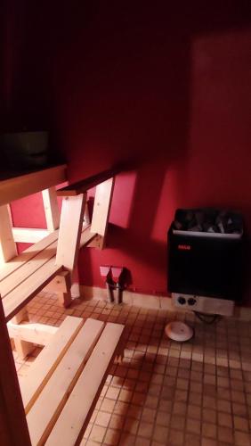 a room with a bed and a cat sitting on the floor at Le Paradis Blanc Sauna & Spa in Kortetniemi