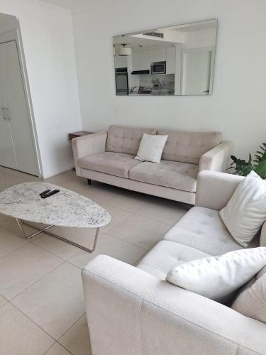 uma sala de estar com um sofá e uma mesa em Room with a view em Guayaquil