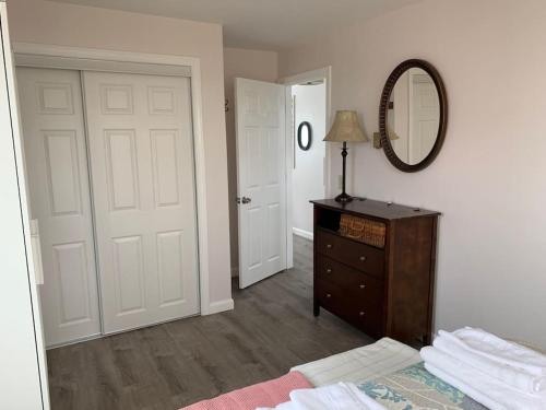 Postel nebo postele na pokoji v ubytování Pet-Friendly Private Beach Oceanfront Cottage