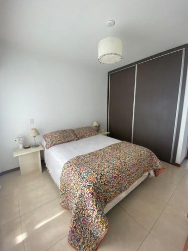 - une chambre avec un lit doté d'une grande tête de lit dans l'établissement Moderno departamento en el centro, à Concordia