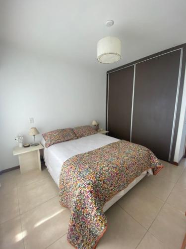 a bedroom with a bed with a large headboard at Moderno departamento en el centro in Concordia