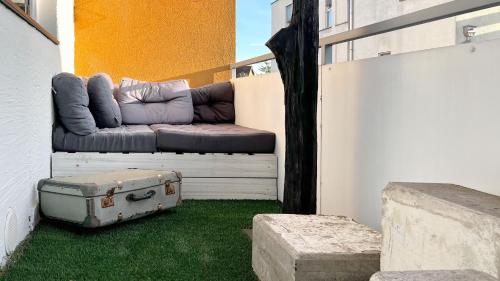 a couch sitting on the side of a building at Helle Wohnung in Top Lage! in Linz