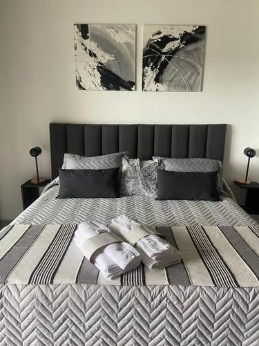 Ένα ή περισσότερα κρεβάτια σε δωμάτιο στο Departamento PREMIUM Con mini pileta y parrilla compartida En la mejor ubicación de Junín