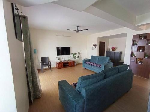 Гостиная зона в 3BHK Fully Furnished Penthouse With Living Room And Kitchen Kashiwal Marwel Aurangabad