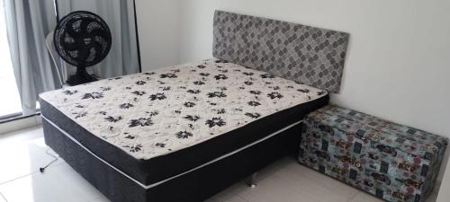 a small bed in a room with a flower patterned mattress at espaço 16 in Maricá