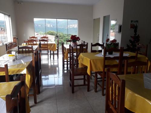 restauracja ze stołami i krzesłami z żółtymi obrusami w obiekcie Hotel Raio do Sol w mieście Ibicoara