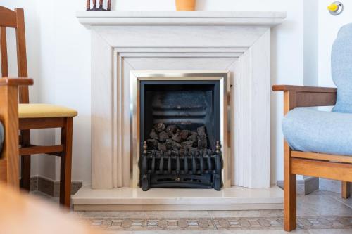 Bright & Cozy 1 BDR Flat W/ Balcony by LovelyStay