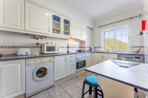 Bright & Cozy 1 BDR Flat W/ Balcony by LovelyStay