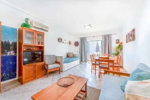 Bright & Cozy 1 BDR Flat W/ Balcony by LovelyStay