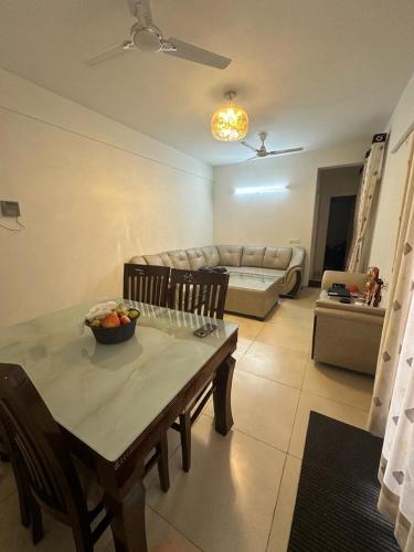 - un salon avec une table et un canapé dans l'établissement 2 bhk Luxury Apartment, à Mohali