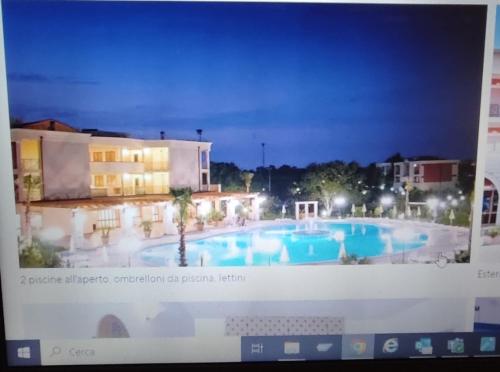 una imagen de pantalla de una piscina en Akiris, en Nova Siri Marina