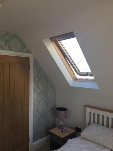 Ein Bett oder Betten in einem Zimmer der Unterkunft The Dairy at Middle Nuckwell