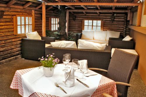 un tavolo con bicchieri da vino e fiori di Hotel Saanerhof a Gstaad