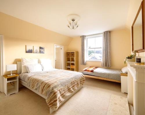 a bedroom with a bed and a window at Guildford Station with Parking in Stoughton