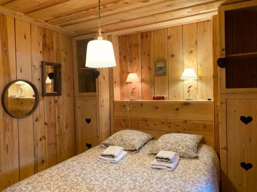Giường trong phòng chung tại Aux trois marmottes - Chalet au pied des pistes