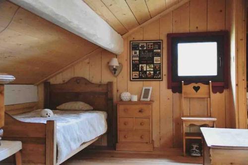 Ένα ή περισσότερα κρεβάτια σε δωμάτιο στο Aux trois marmottes - Chalet au pied des pistes