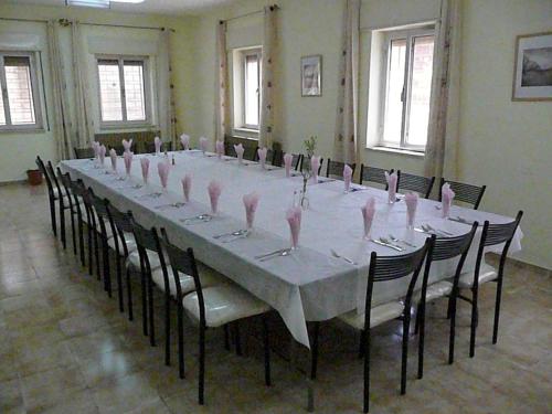 Un restaurante u otro lugar para comer en St Andrew's Guesthouse - Ramallah