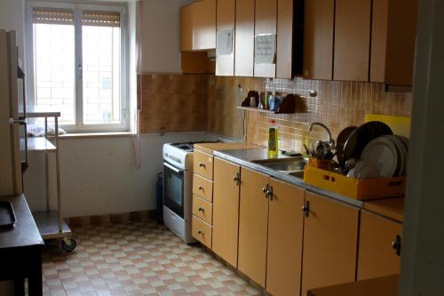 Una cocina o cocineta en St Andrew's Guesthouse - Ramallah