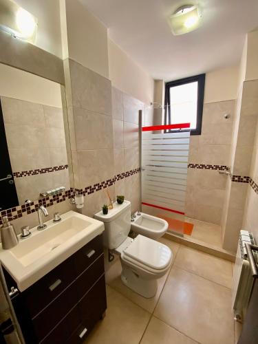 un bagno con un water bianco e un lavandino di Dpto Edificio Tempo a Villa Carlos Paz