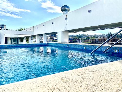 una piscina en medio de un edificio en Dpto Edificio Tempo en Villa Carlos Paz