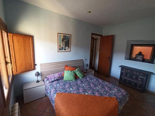 Schlafzimmer mit einem Bett und einem Fenster in der Unterkunft Ca l'Aleixa in Bisbal de Falset