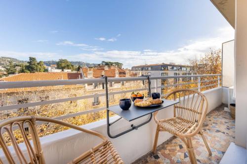 un balcon avec une table et des chaises sur un balcon dans l'établissement 06AZ - Apartment with terrace - 10min from Palais, à Cannes