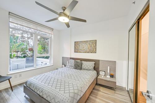 Llit o llits en una habitació de High-End San Diego Condo with Pool and Rooftop Access